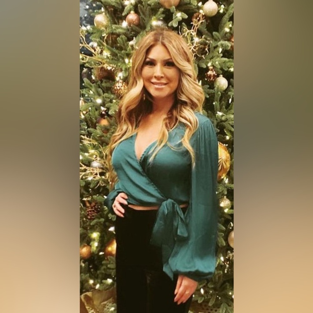 Bardot, green wrap around top. Xs. Ties around the waist